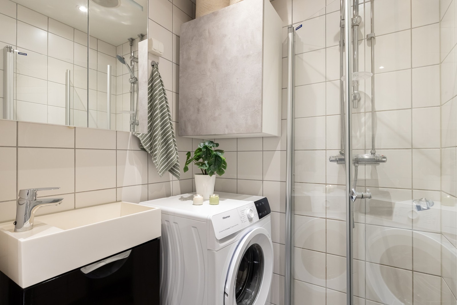 Innredningen består av servant på underskap, speilskap med belysning og veggskap. Galleribilde