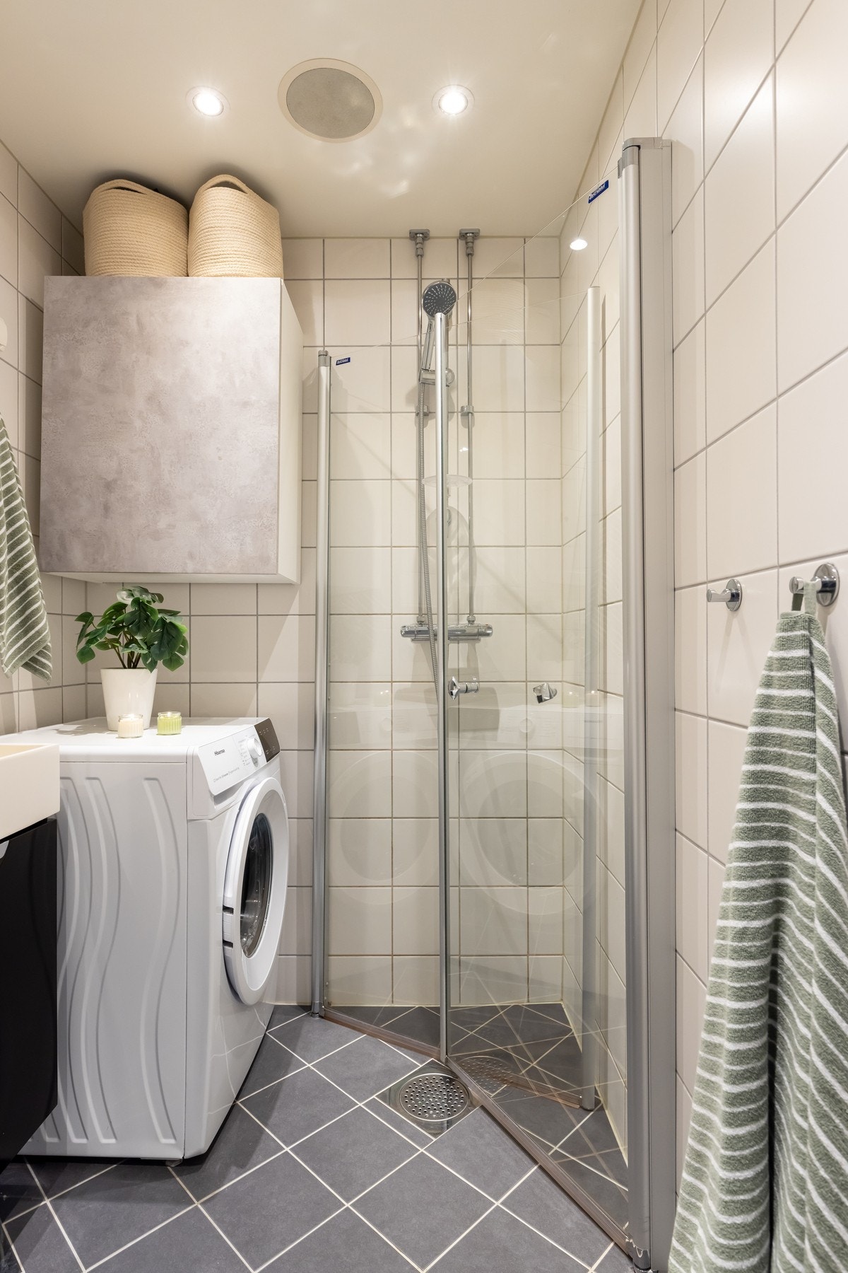 Videre er det vegghengt toalett og dusjhjørne med svingbare glassdører som frigjør plass på gulvet. Galleribilde