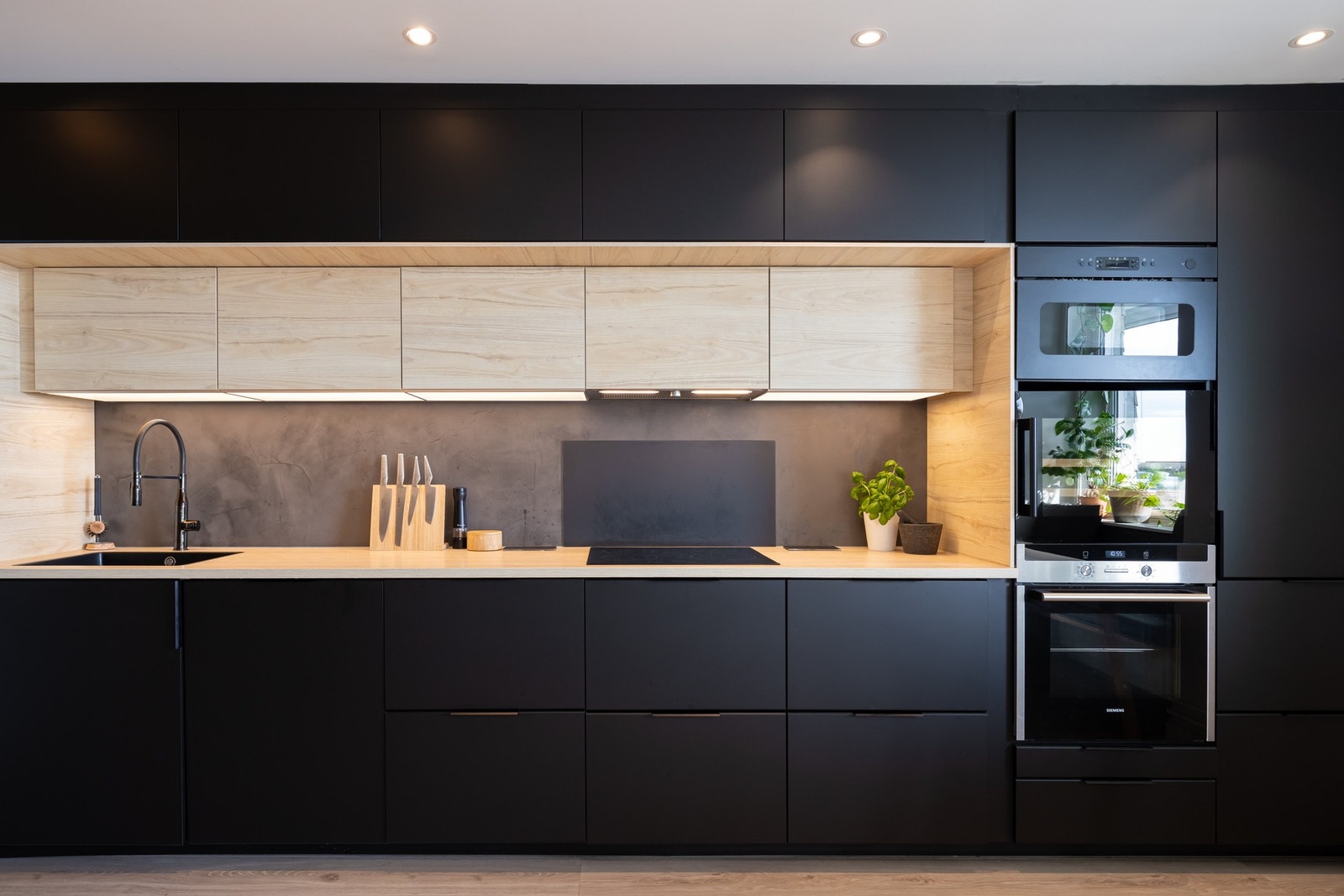 Glatt innredning med laminat benkeplate og underlimt kompositt oppvaskkum med ett-greps armatur. Galleribilde