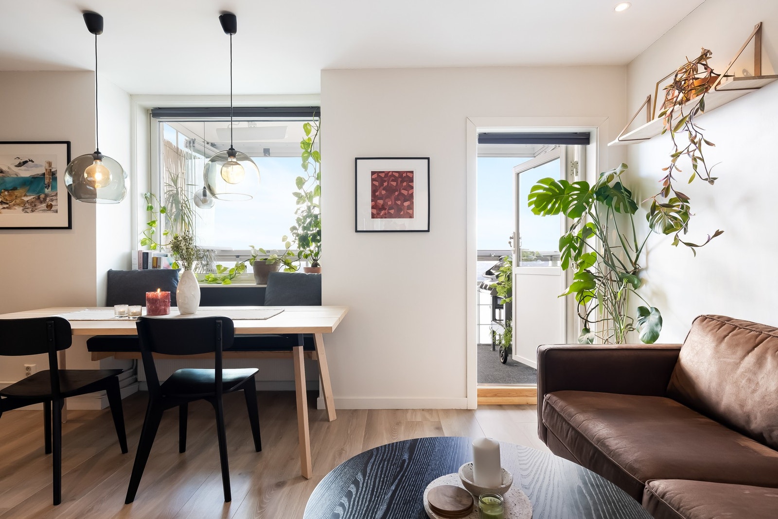 Herfra er det videre utgang til boligens balkong. Galleribilde