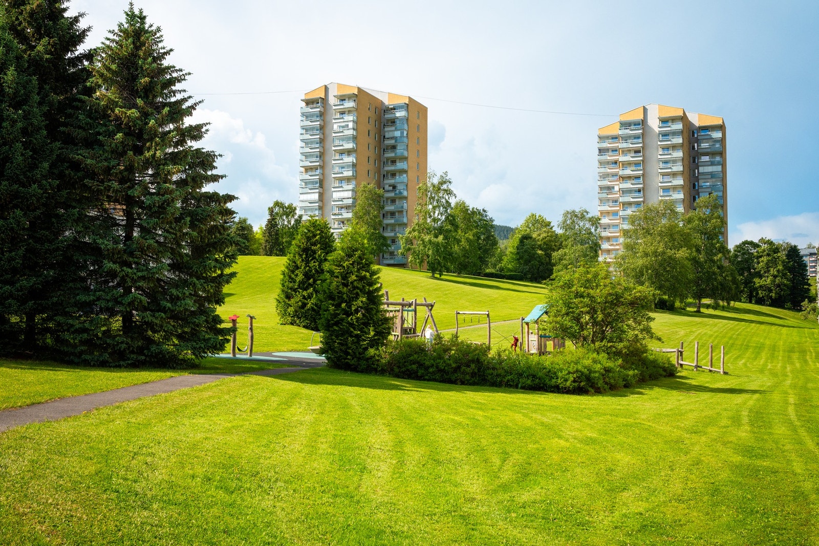 Leiligheten ligger i et attraktivt og sentralt boligområde på Bjerke. Her bor man med kort vei til marka, servicetilbud og offentlig transport. Galleribilde