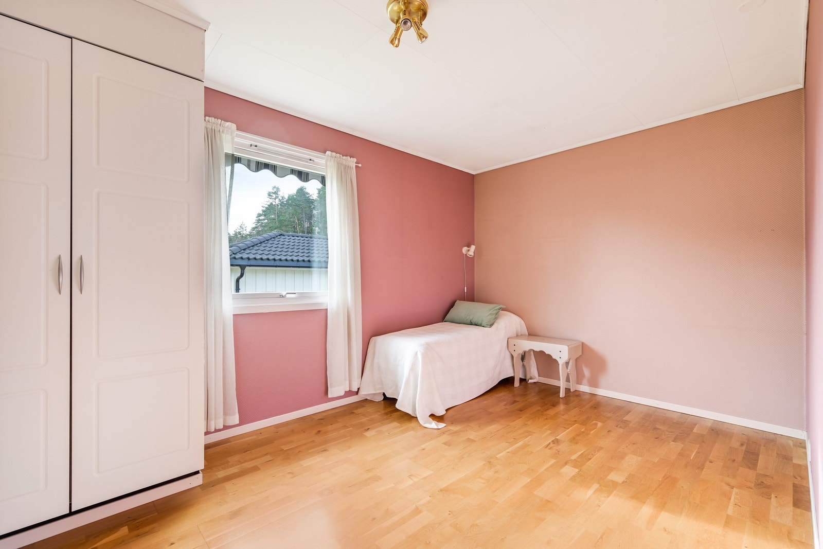 Romslig soverom med garderobeskap Galleribilde