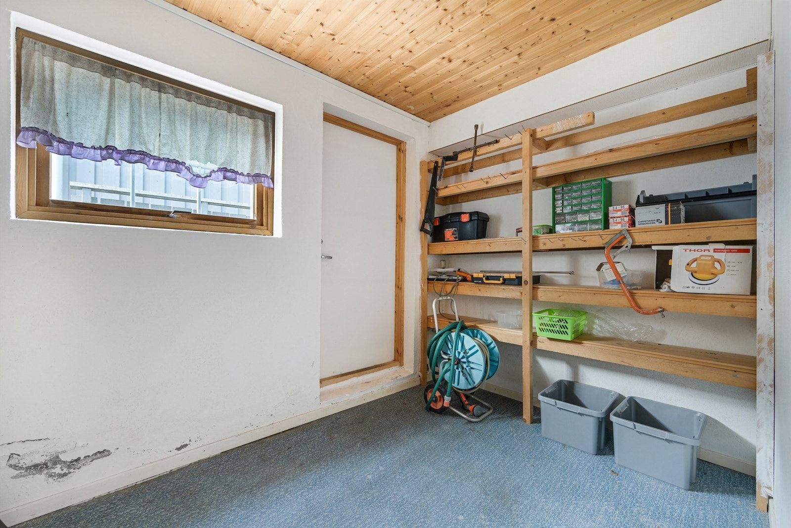 Fra den ene boden er det også utgang opp til hagen. Galleribilde