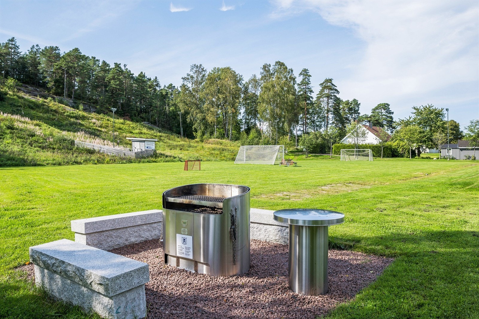 Hyggelig gresslette med grillmulighet året rundt Galleribilde