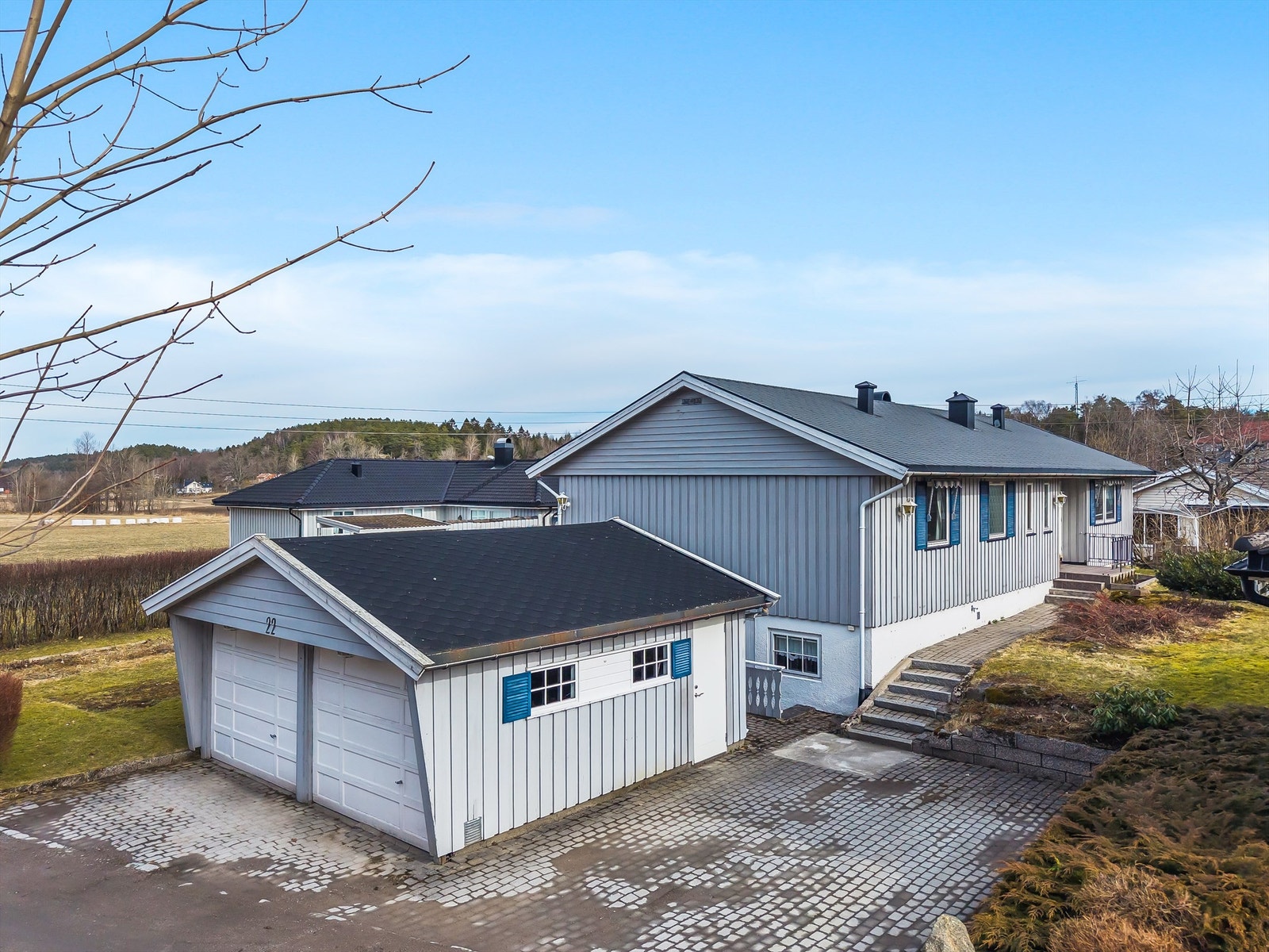 Innholdsrik enebolig med oppgraderingsbehov på solrik tomt. Garasje. Galleribilde