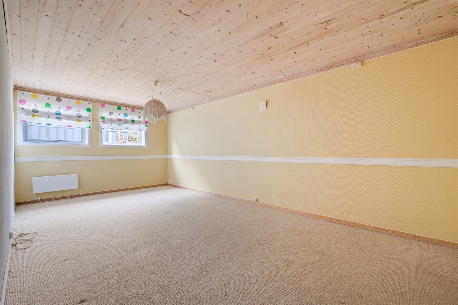 I kjelleren er det gang, 4 boder, bad, og kjellerstue. Kjellerstuen er ikke omsøkt og godkjent til varig opphold. Galleribilde