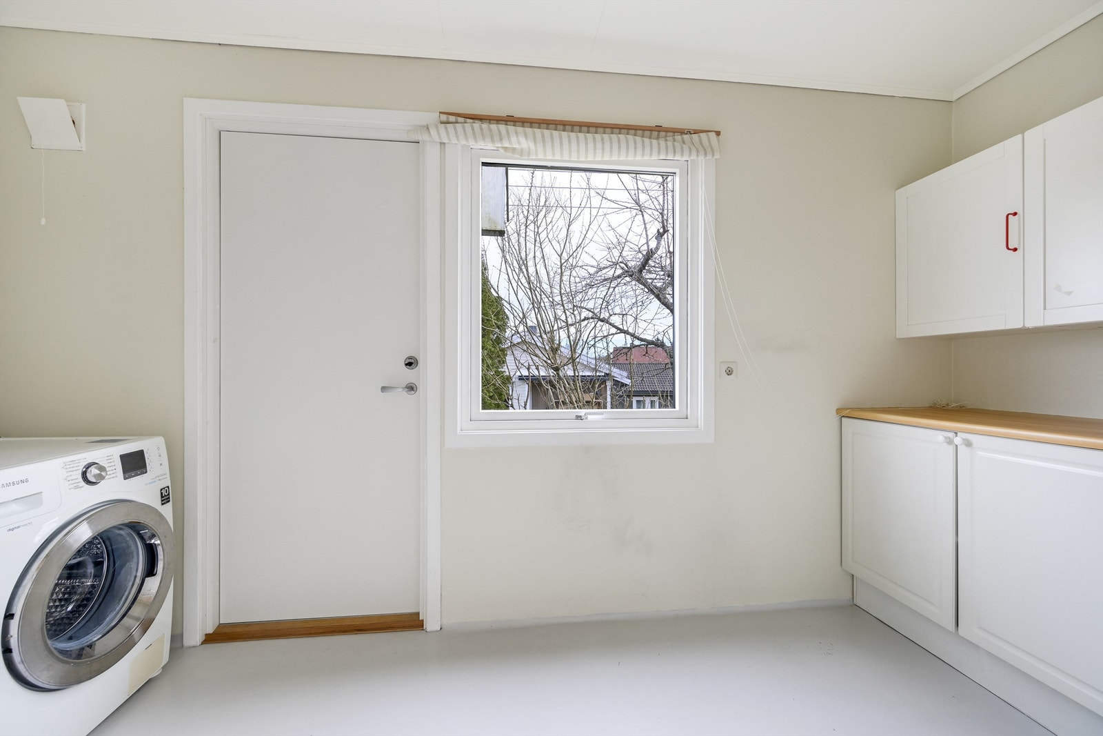 Vaskerommet har innredning, utslagsvask, opplegg for vaskemaskin og tørketrommel. Galleribilde