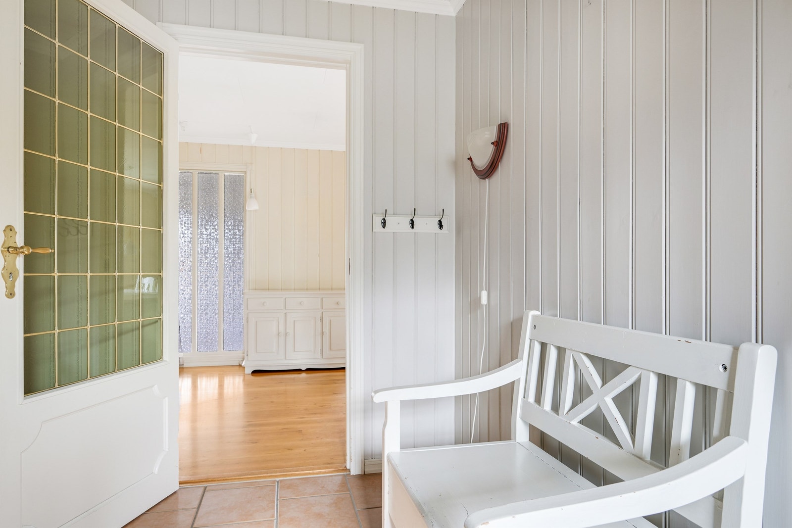 Romslig flislagt gang Galleribilde