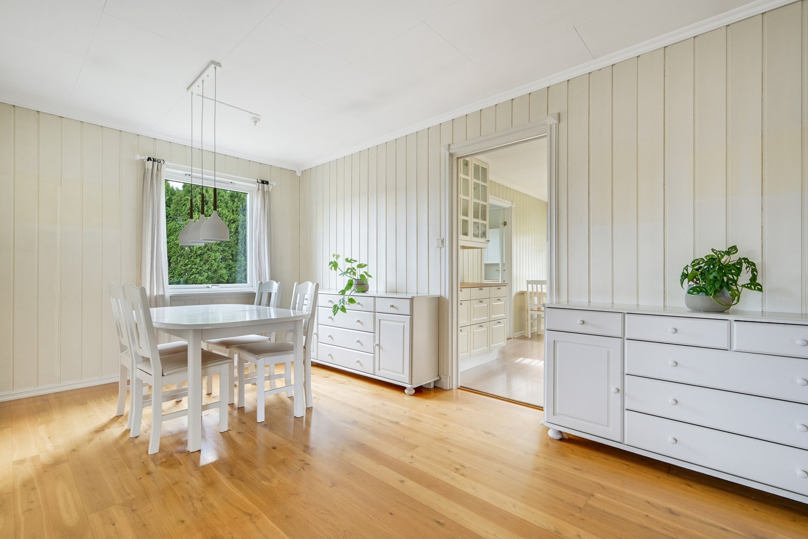 Fra spisestuen er det inngang til kjøkkenet Galleribilde