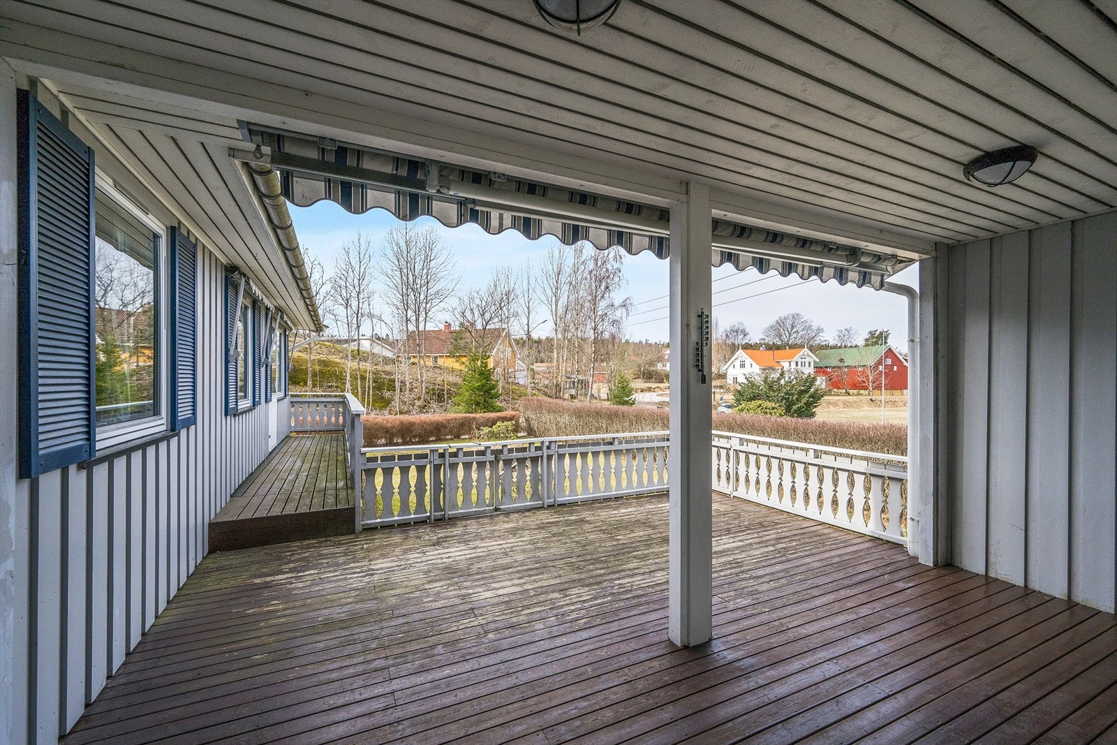 Terrasse med markise og nedgang til hagen Galleribilde