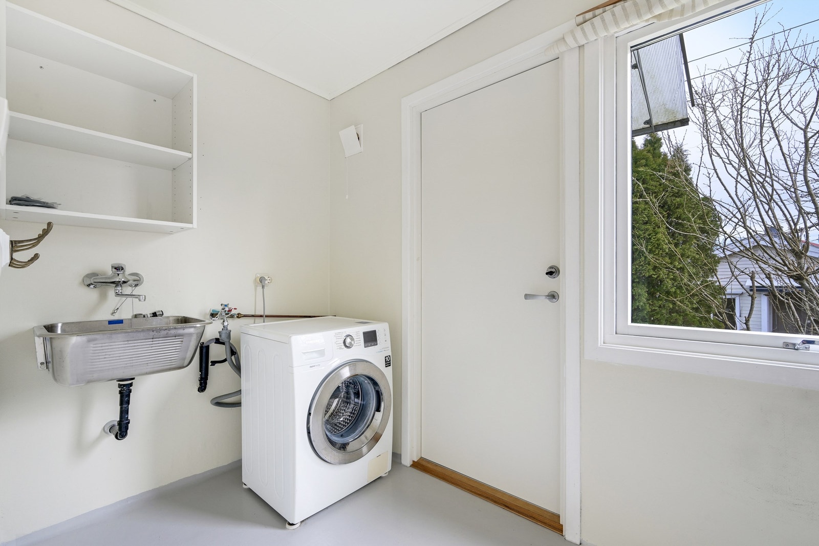 Det er utgang til hagen fra vaskerommet. Galleribilde