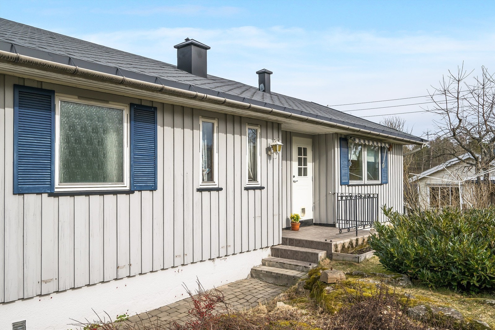 Eiendommen består av en frittliggende enebolig med alle hovedfunksjonene på en flate, i tillegg har den en innredet kjeller. Galleribilde