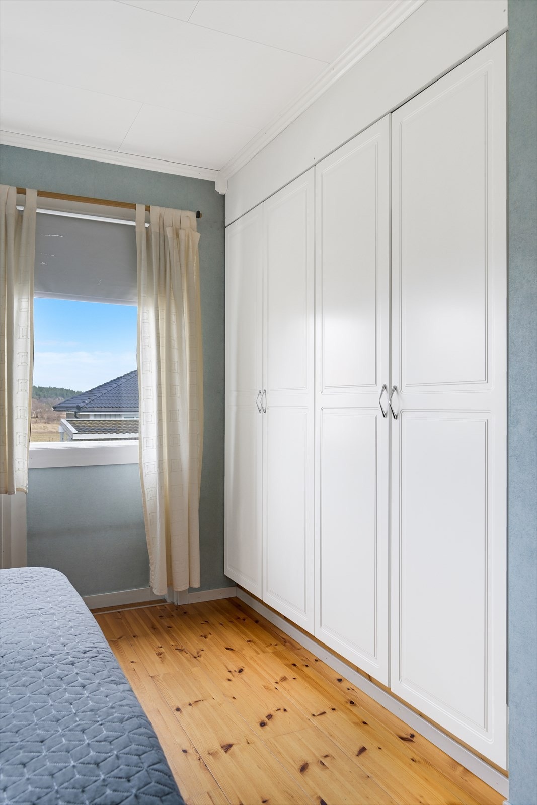 Hovedsoverom med flott garderobeløsning Galleribilde