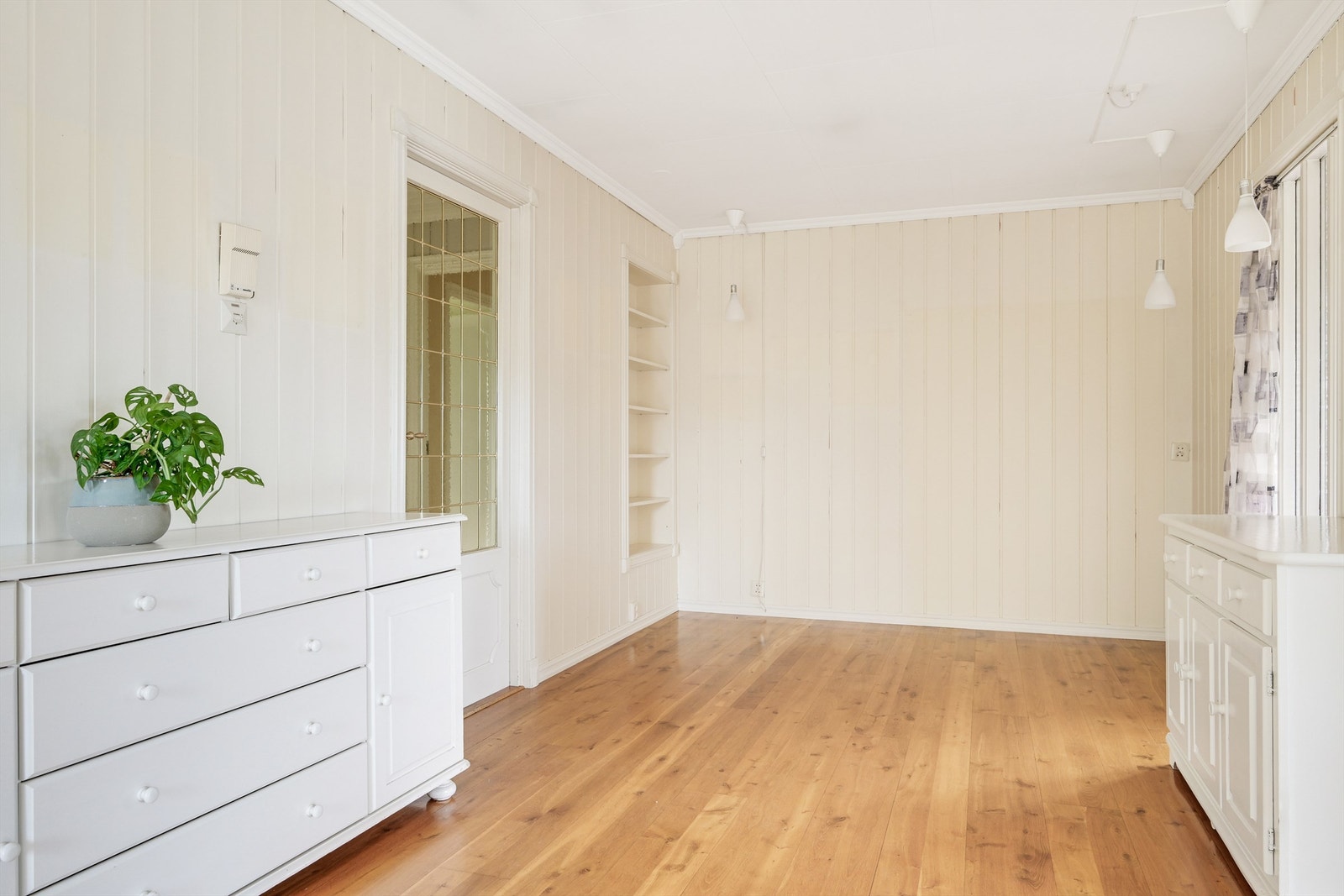 Lys og romslig stue med god plass til spisestue. Galleribilde