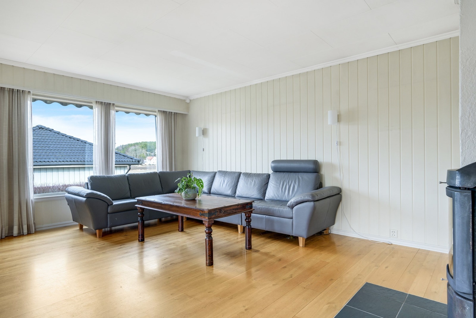 De store vinduene gir rikelig med dagslys inn til rommet Galleribilde