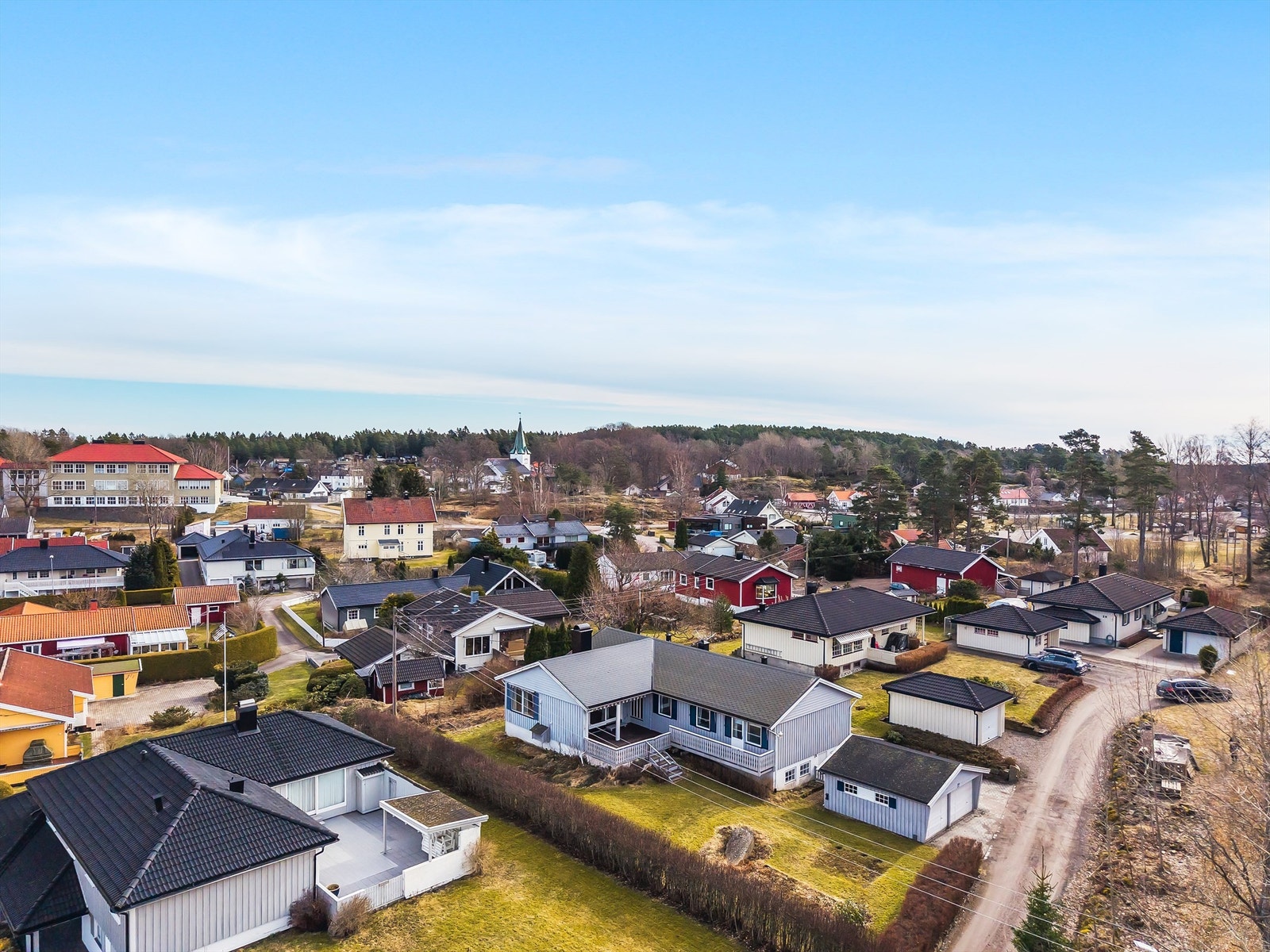 Tilhørende eiendommen er det er dobbel garasje oppført i 1983. Galleribilde