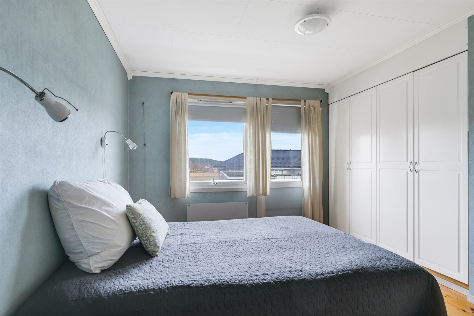 I første etasjen er det hele 4 soverom hvor flere av rommene har garderobeskap. Galleribilde