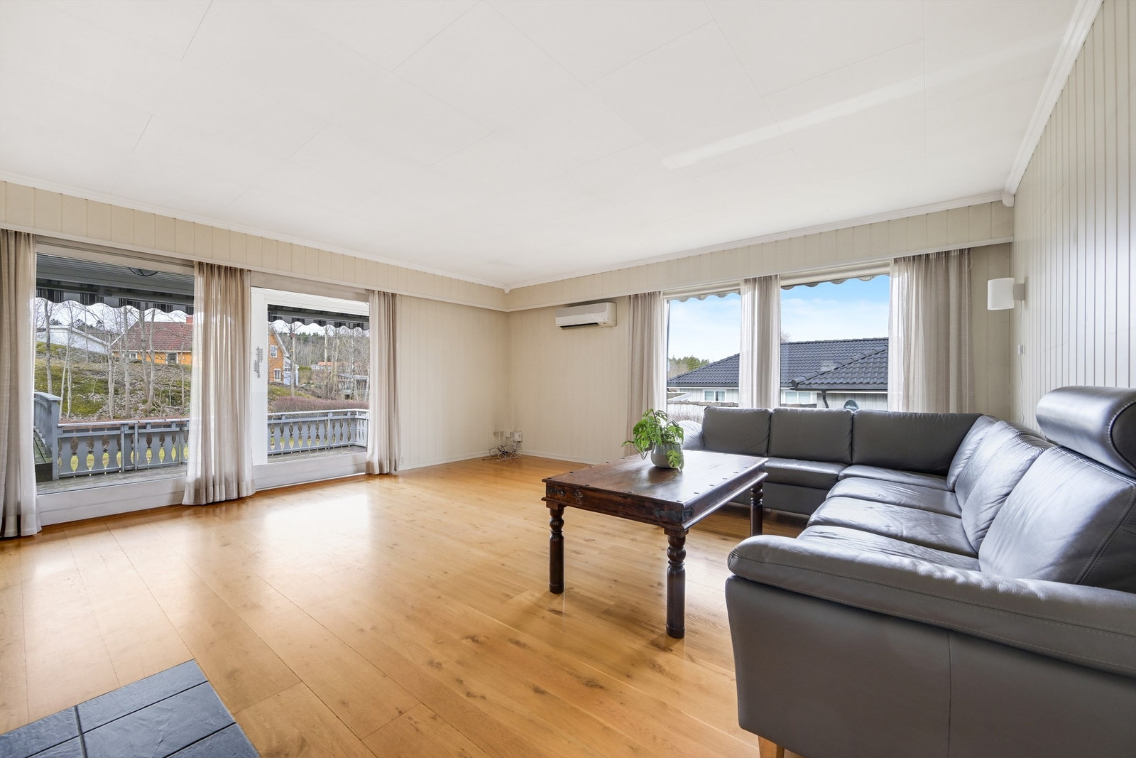 Fra stuen er det skyvedør ut til lun og delvis overbygget terrassen med markise. Galleribilde