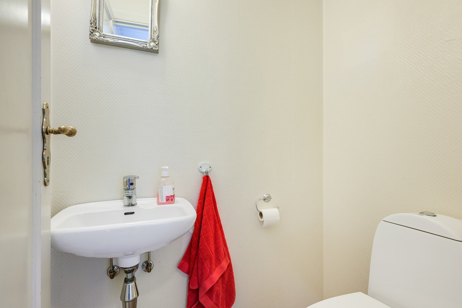 I tilknytning til gangen er det også et toalettrom med toalett og håndvask Galleribilde