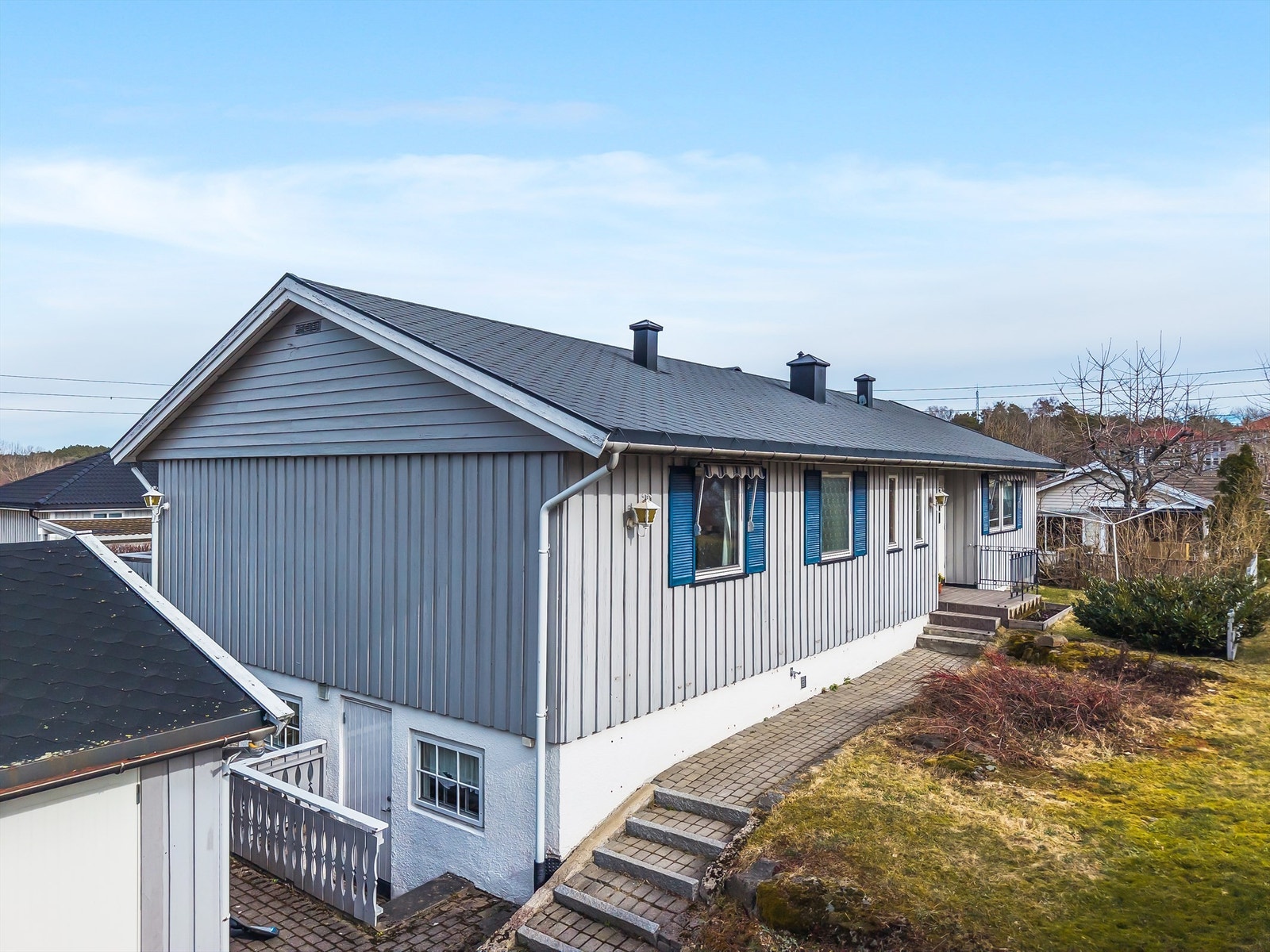 Koselig eiet tomt på 728, 8 kvm med gode solforhold. Tomten er avskjermet med hekk, den har flere bed og dyrkekasser. Galleribilde