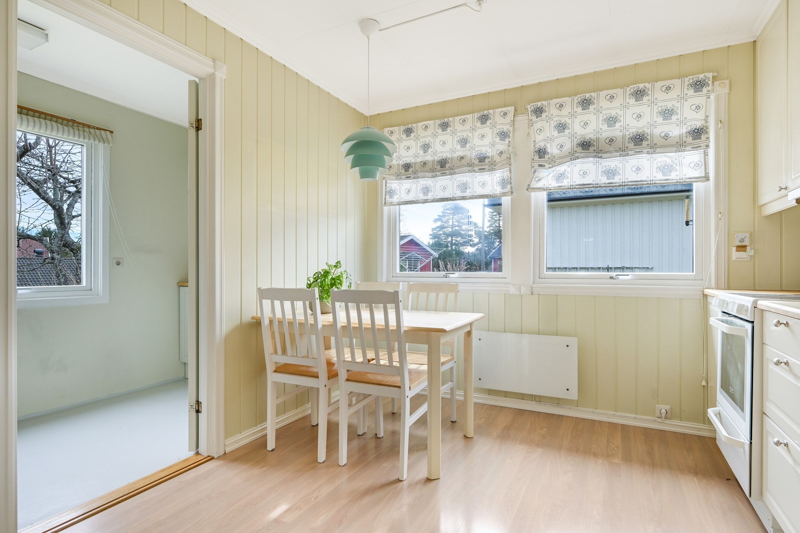 På innsiden av kjøkkenet er det et praktisk vaskerom med belegg på gulv og malt strie på veggene. Galleribilde