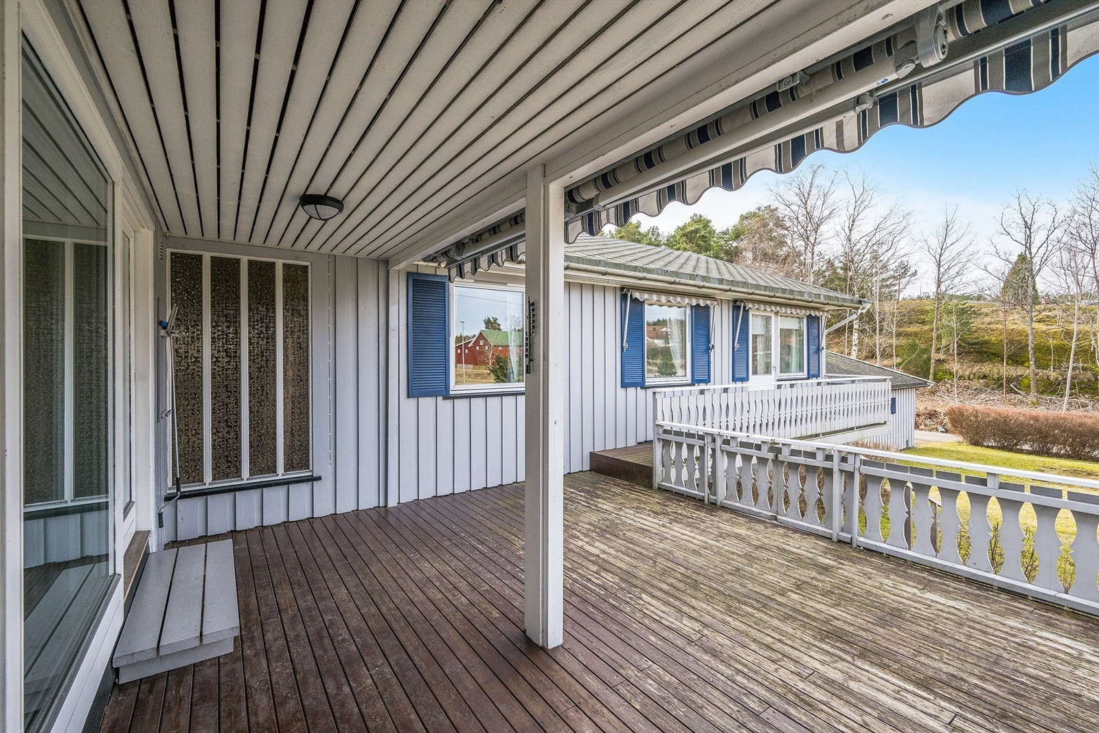 Usjenert terrasse og hyggelig uteområde. Galleribilde