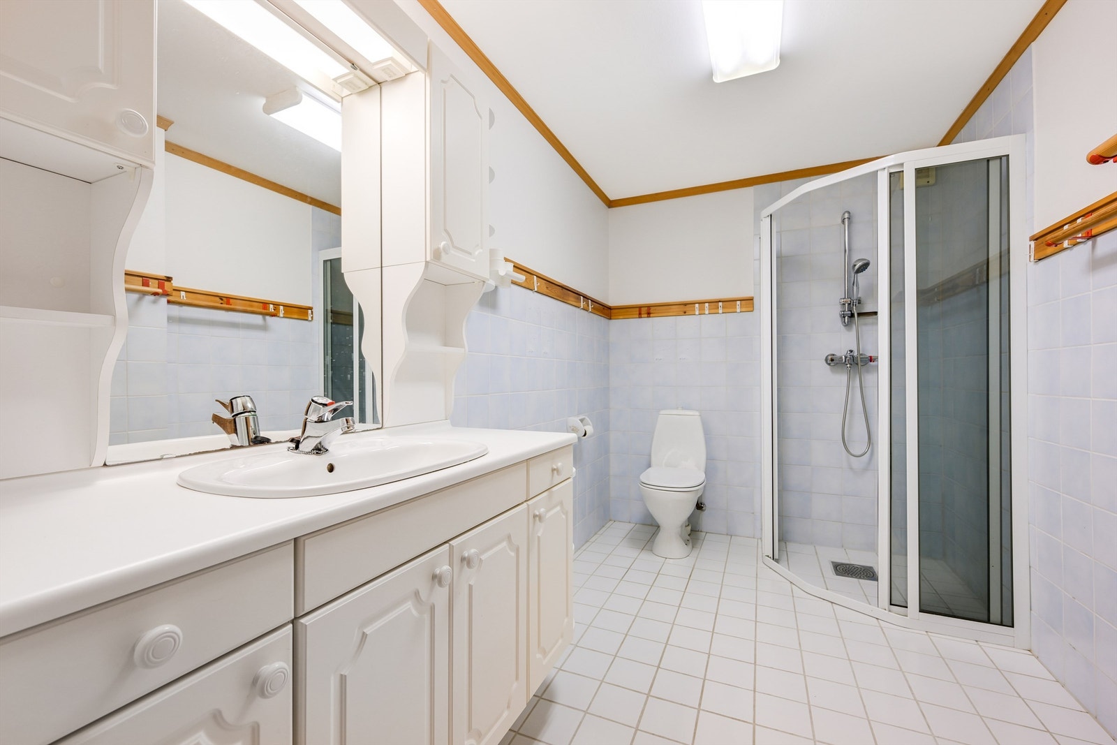 Her nede er det også et bad med fliser på gulv og deler av vegg. Galleribilde