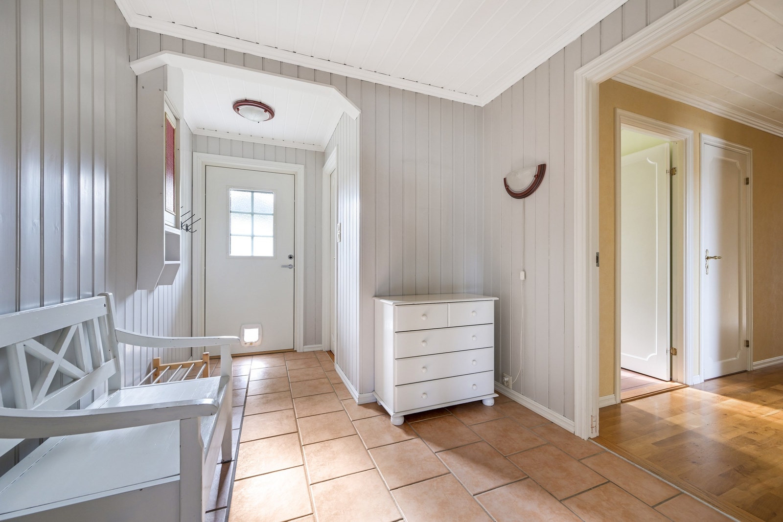 I første etasje er det gang, toalettrom, romslig stue med utgang til lun og solrik terrasse, koselig kjøkken, trapperom, bod, hele 4 soverom, bad og et eget vaskerom. Galleribilde