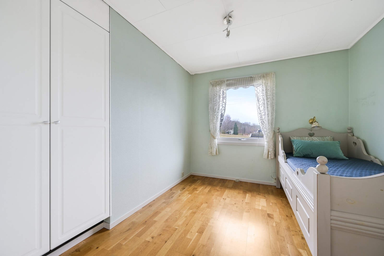 Soverom med garderobeskap Galleribilde