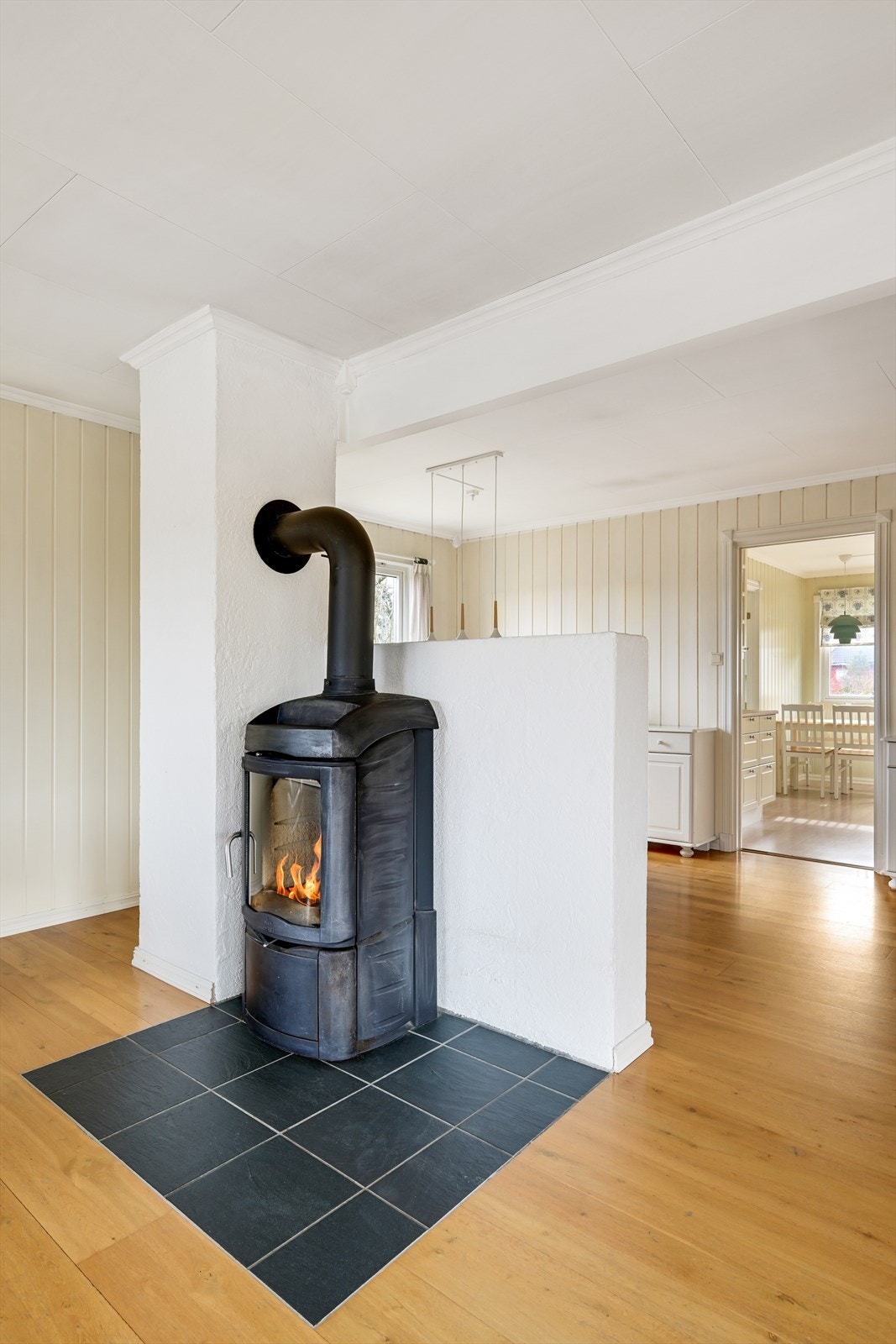 Stuen har vedovn i tillegg til varmepumpe Galleribilde