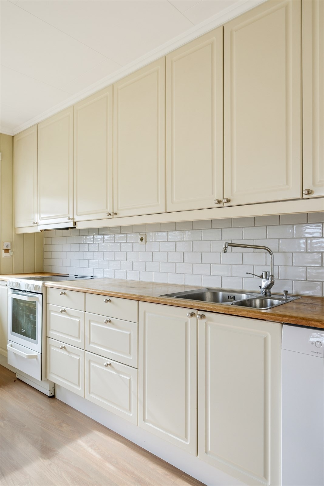 Det er avsatt plass til kjøleskap, oppvaskmaskin og komfyr i innredningen. Kjøkkenventilatoren har avtrekk ut. Galleribilde