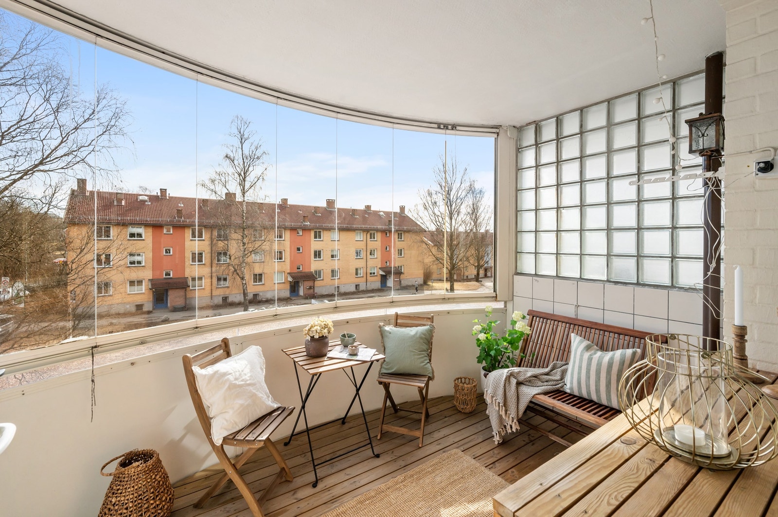 Fra stuen er det adkomst til leilighetens sydøstvendte balkong på 7 kvm. Galleribilde