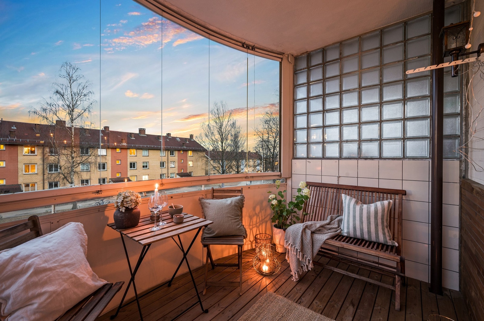 Balkongens innglassing gjør at også kvelder kan nytes her. Galleribilde