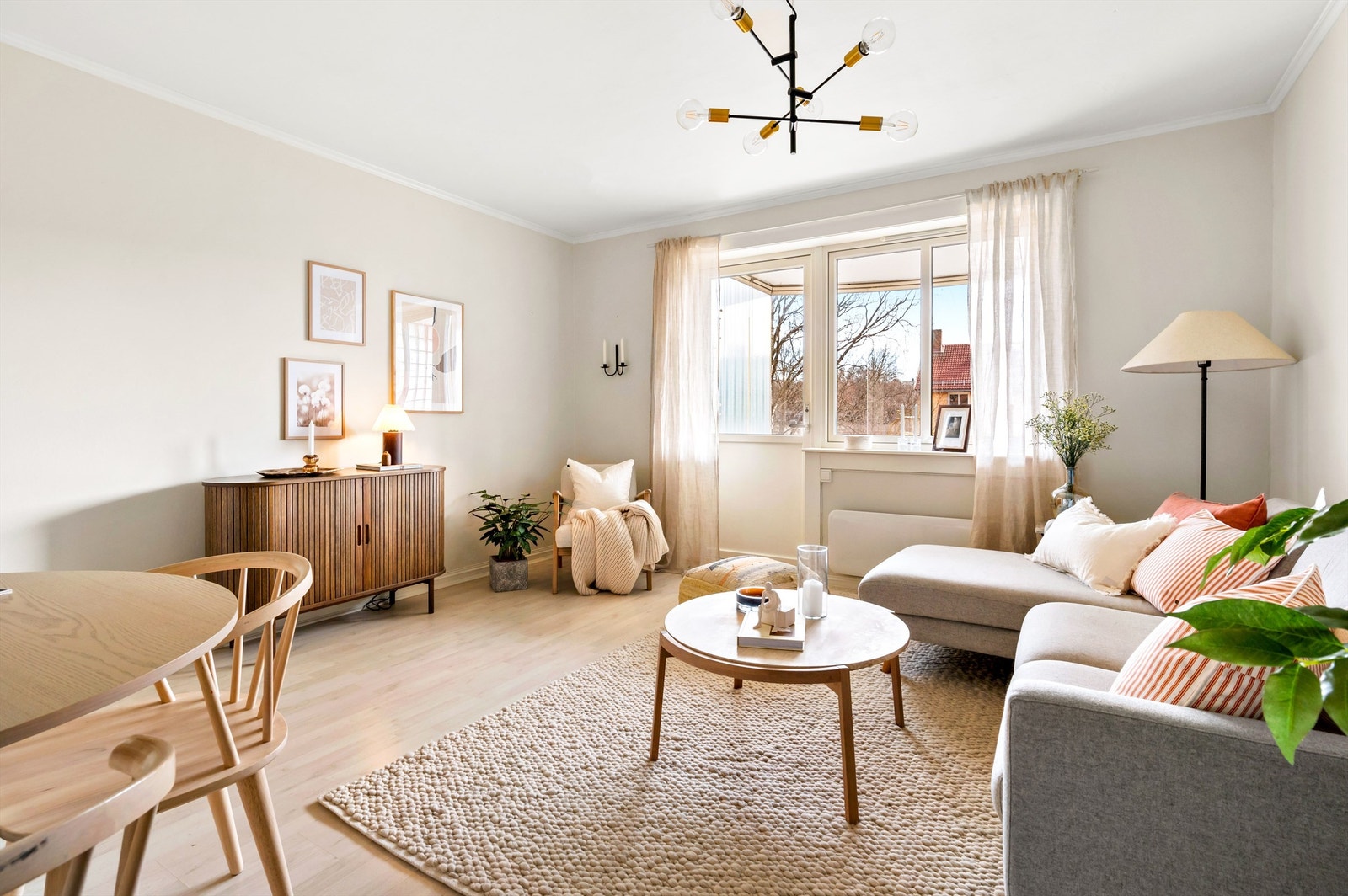 Stuen er romslig med god planløsning og kan enkelt innredes med en hyggelig sofagruppe med tilhørende sofabord og annet ønskelig stuemøblement. Galleribilde