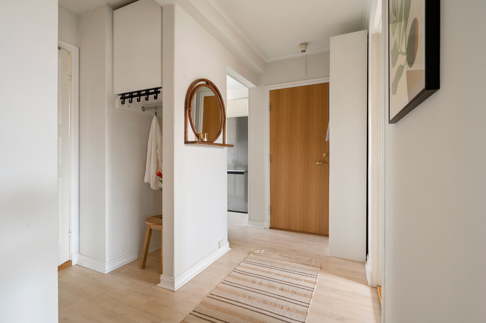 Velkommen inn! Leilighetens entré er innbydende og gir et godt førsteinntrykk av boligen. Galleribilde