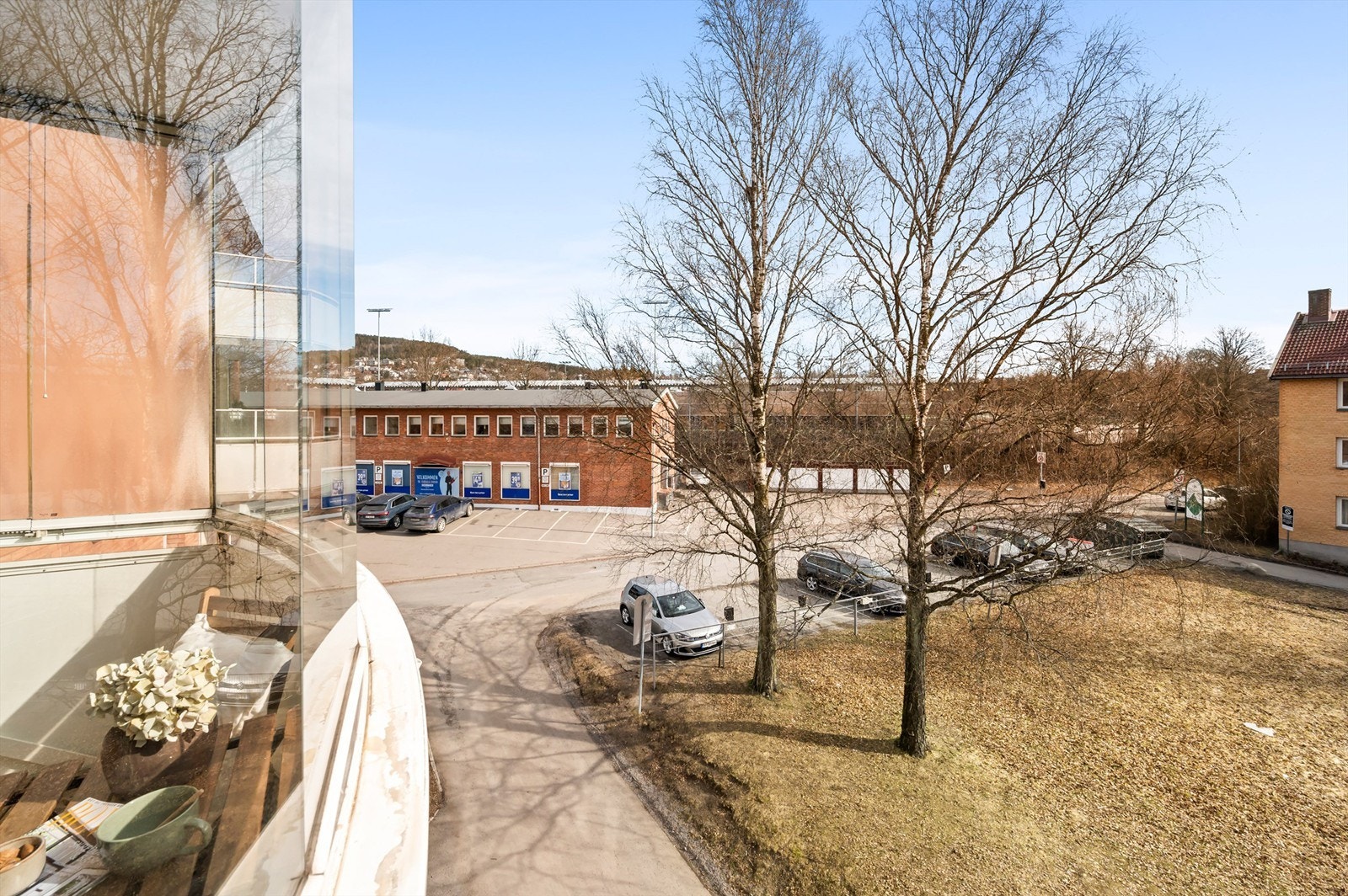 Borettslagets tomt er pent og parkmessig opparbeidet med store grøntarealer, sittebenker og lekeplasser med lekeapparater Galleribilde