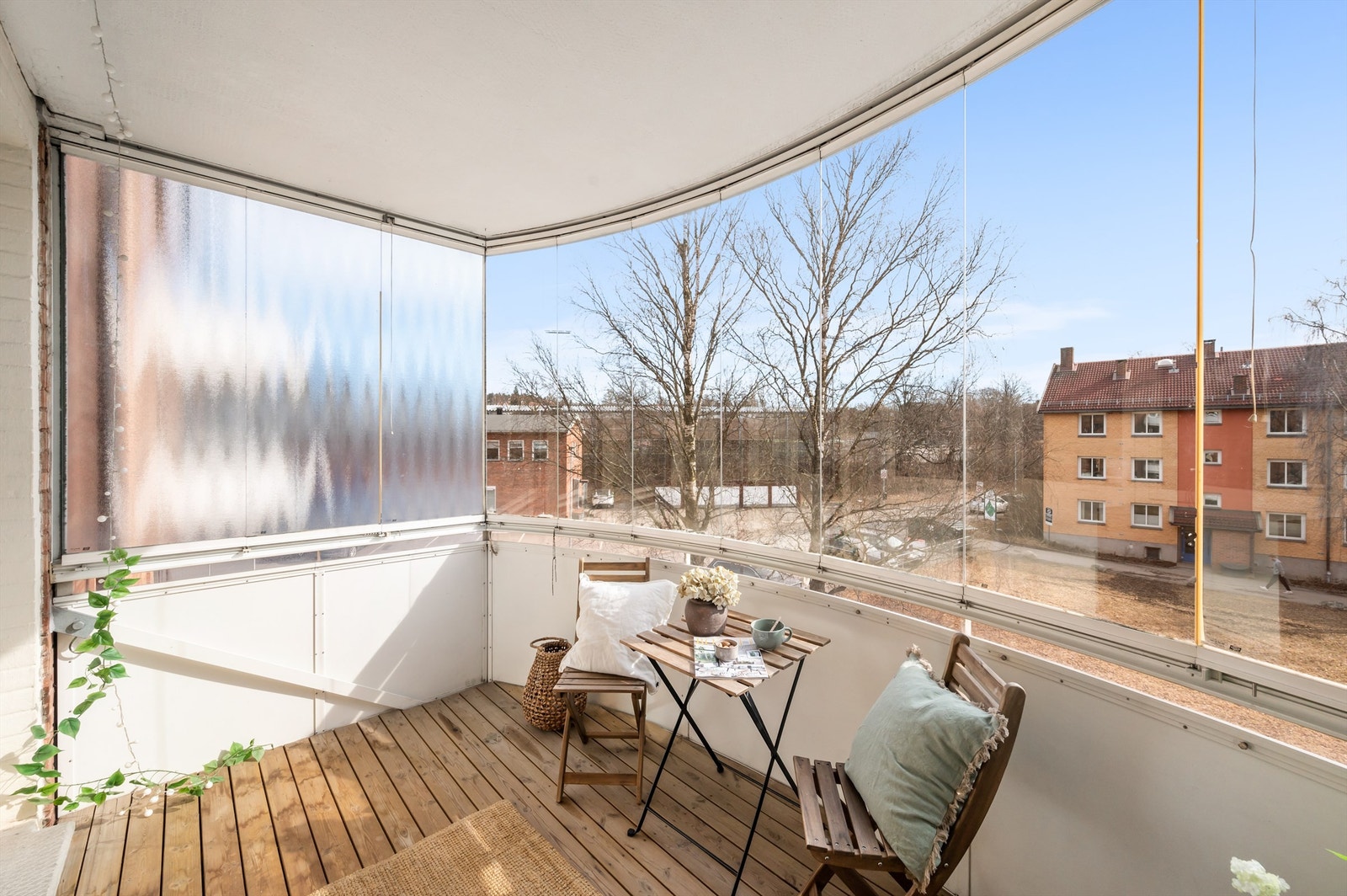 Balkongen er innglasset og føles således som en naturlig forlengelse av stuen, spesielt på sommerstid. Galleribilde