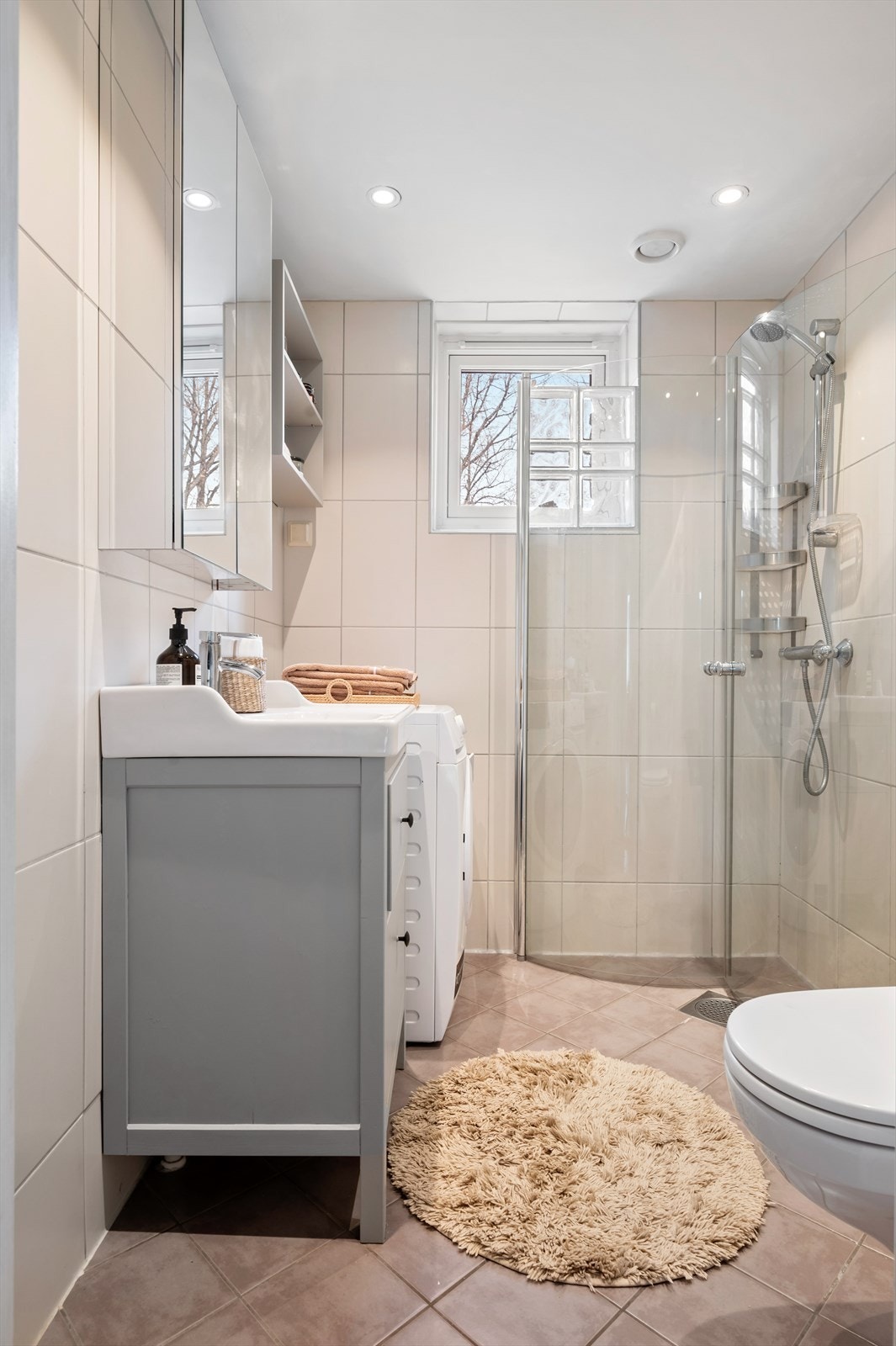 Badet har dusjhjørne og vegghengt klosett. Det er opplegg for vaskemaskin. Galleribilde