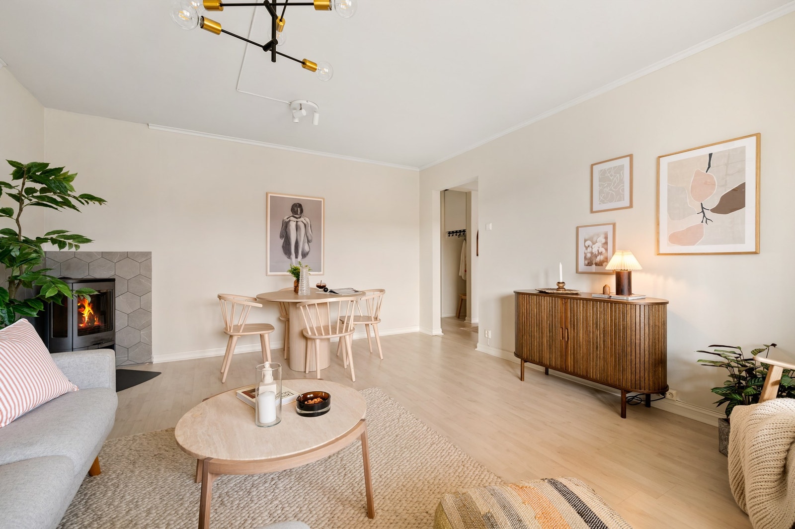 Det er også en naturlig og fin plass til å innrede med et spisebord det venner og familie kan inviteres på middag. Galleribilde