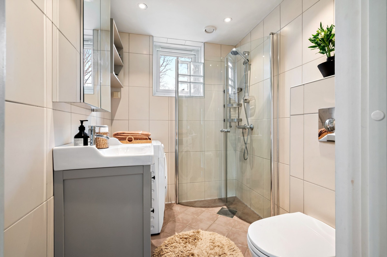 Badet er pent flislagt på gulv og vegger med varme i gulvet. Galleribilde
