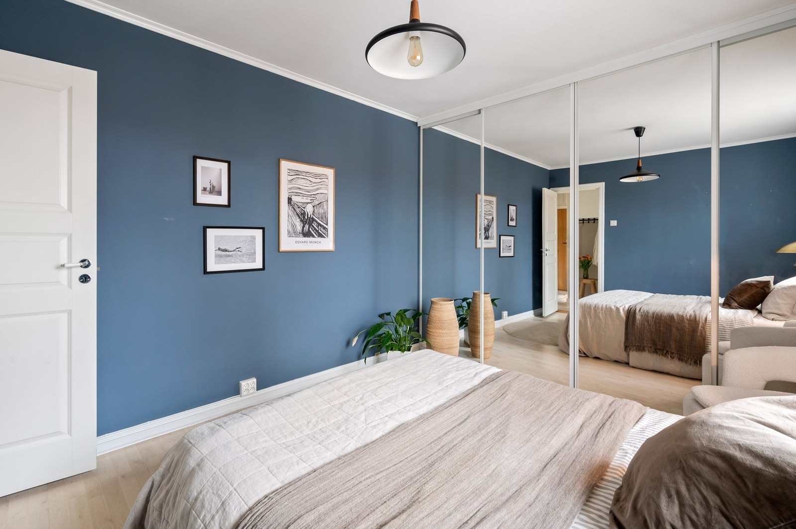 Det er svært god oppbevaringsplass i en romslig skyvedørsgarderobe med praktiske speilfronter. Galleribilde