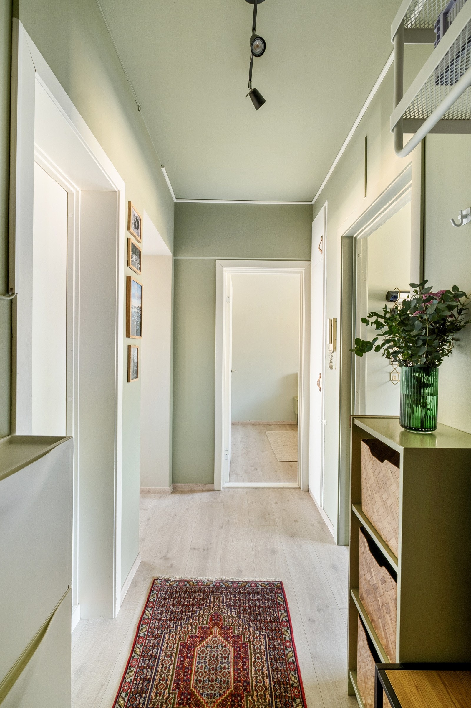 I entréen er det plass til skoskap, hyller og oppheng av klær. Galleribilde