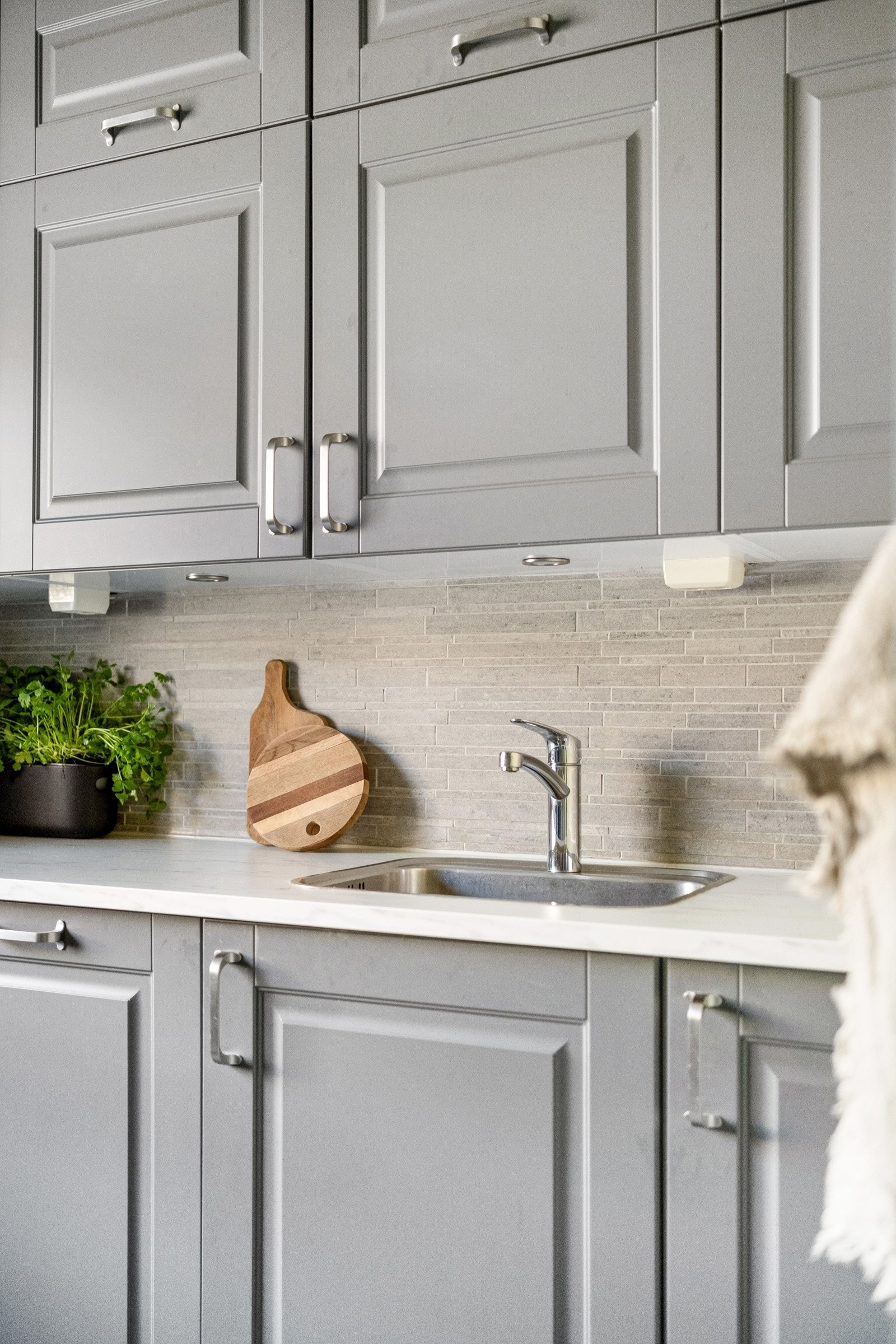 Det er rikelig med oppbevaringsmuligheter for servise og annet kjøkkenutstyr. Galleribilde