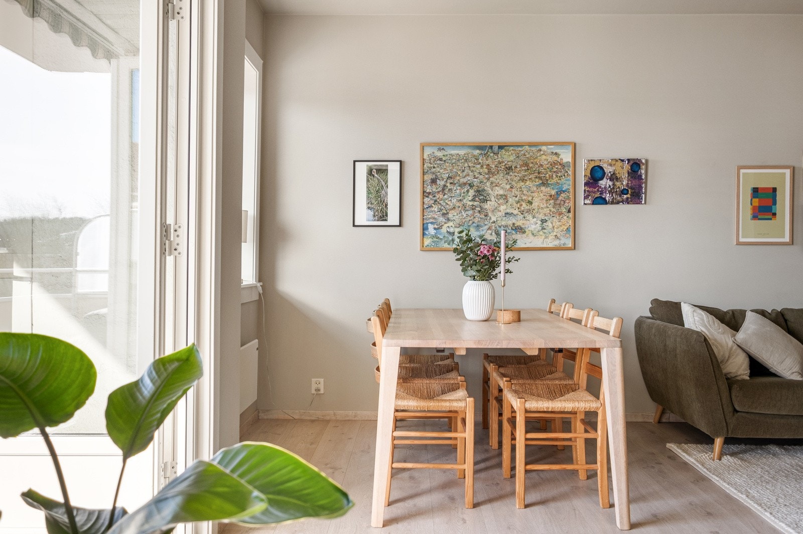 Stuen kan innredes med sittegruppe og separat spisebord. Galleribilde