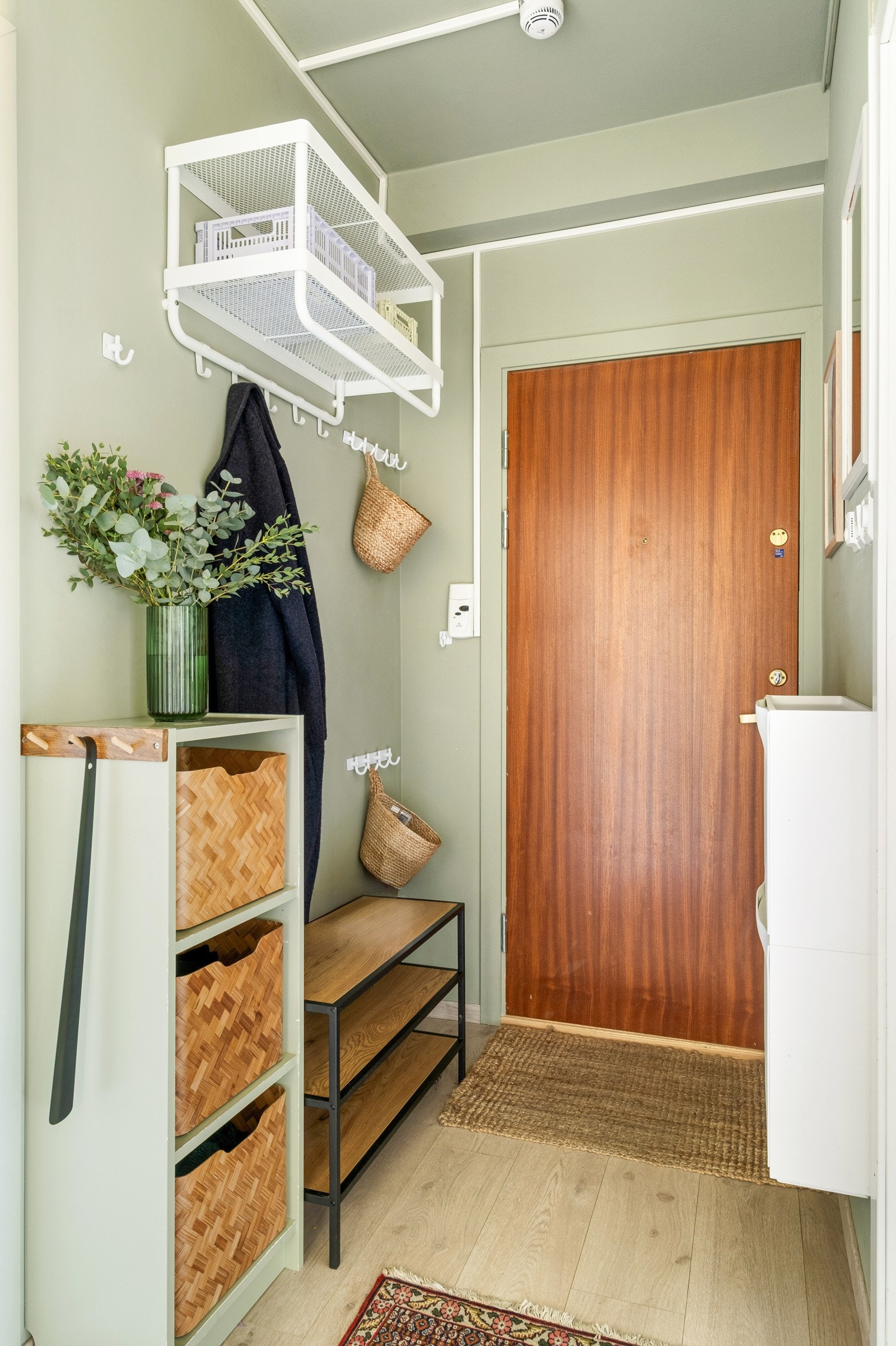 Entréen er holdt i delikate farger og får gode lyslinjer fra de tilstøtende rommene. Galleribilde