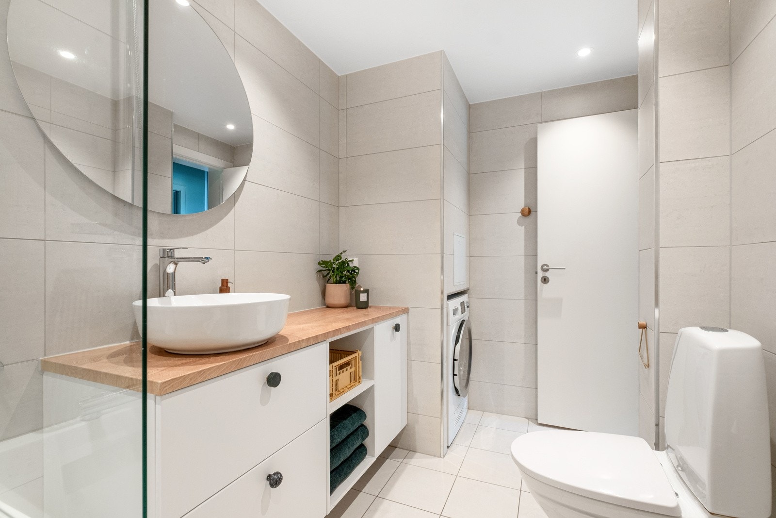 Det lekre badet er utstyrt med dusj og badekar. Galleribilde