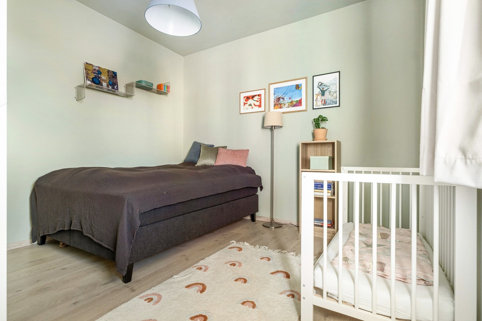 Det ene soverommet fungerer fint som et romslig barnerom. Galleribilde