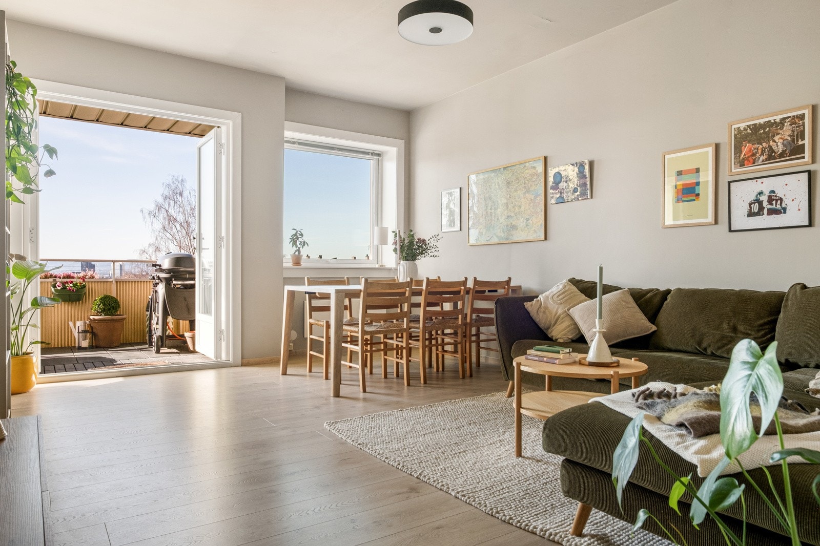 Stuen har store vindusflater mot vest. Galleribilde