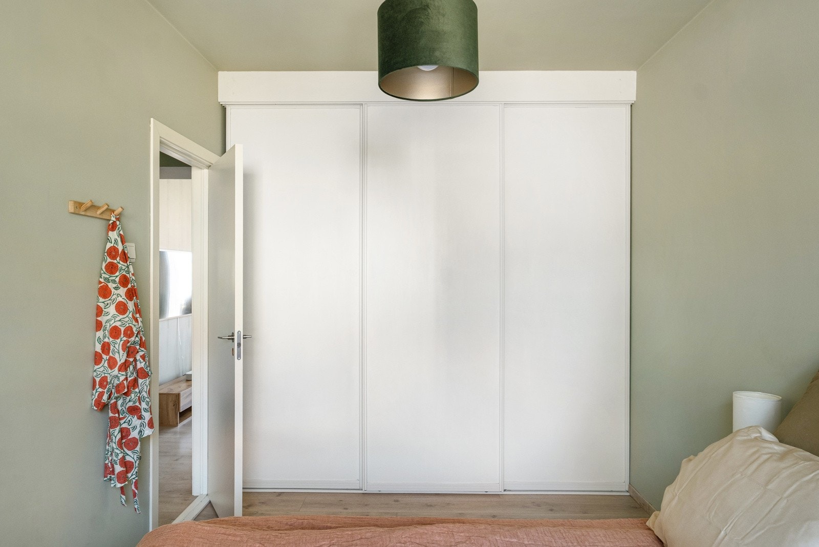 Det er montert garderobeskap i begge soverommene. Galleribilde