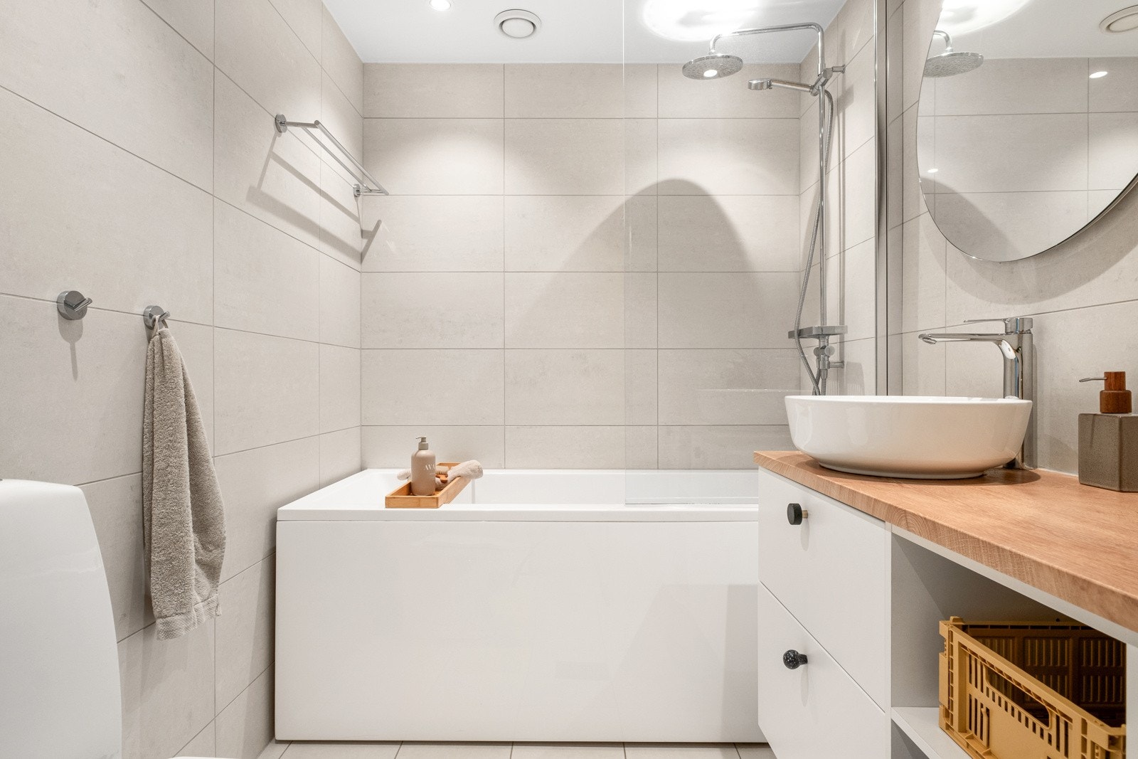 Baderommet har behagelig gulvvarme og godt lys fra downlights. Galleribilde